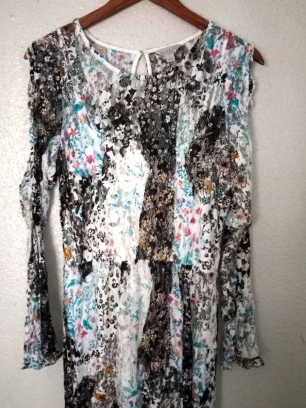 Belle & Sky M Long Sleeved Cold Shoulder Stretch Lace Maxi Dress